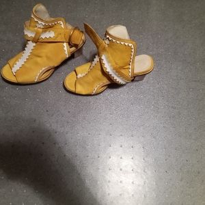 Yellowish sandle